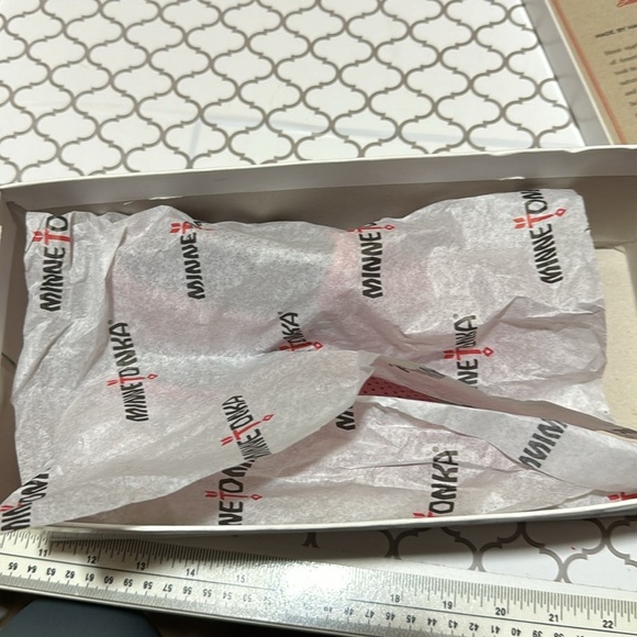 Minnetonka Women's Pacific Rose Suede Leather Slip On Shoes Moccasin . Size 6 - Picture 9 of 9